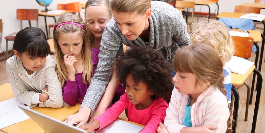 teacher-with-little-girls-twitter-cropped