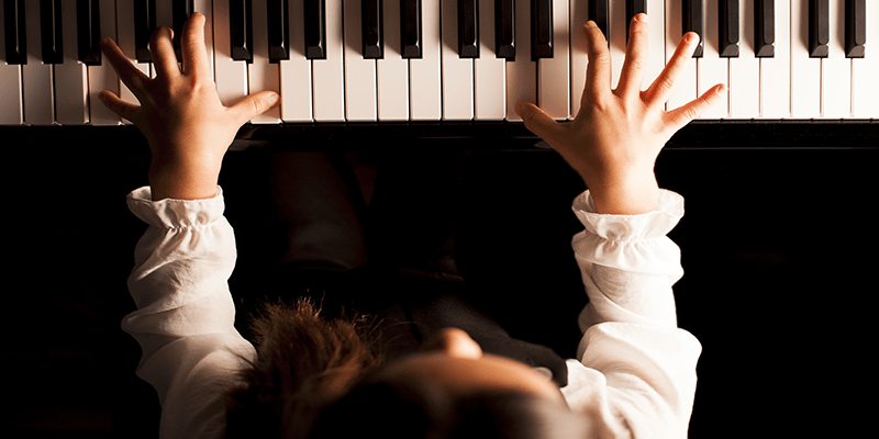 Girl on piano_800x400